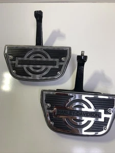 OEM HARLEY-DAVIDSON Touring Nostalgic Passenger Floorboard Chrome V Logo Cover - Picture 1 of 16