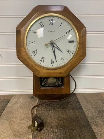 Working Vintage United Metal Goods Mfg Co Model No. 59 Electric Wall Clock Cover