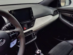 Hyundai i30/i30N Indivitara Dashboard Sticker Set (color: ''Dirty White'') - Afbeelding 1 van 4