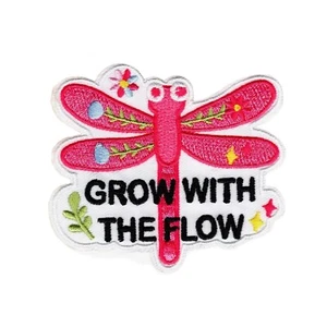 Parche bordado Grow with the Flow libélula diseño inspirador - Imagen 1 de 2