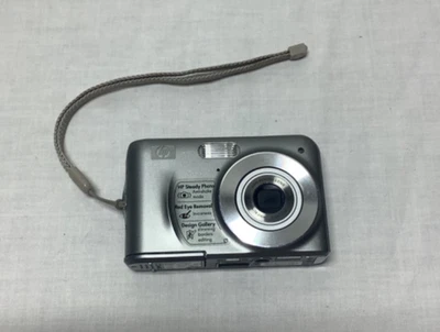 HP Photosmart M737 8.0 Megapixel Digital Camera Silver FCLSD-0701 - Image 1 of 4