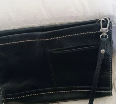 Трехполосный клатч через плечо Sak Iris черная кожа 9 x 7 x 3 дюйма - Изображение 1 из 4