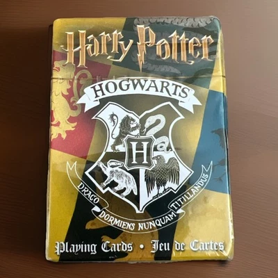 Tarjetas de juego temáticas de la casa de Hogwarts de la película de Harry Potter de Warner Bros tamaño estándar Foto 1 de 2