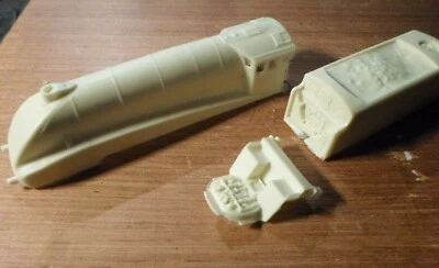 LNER B17/5 streamlined 4-6-0 resin loco & tender bodiy, OO scale- special offer - Image 1 of 2