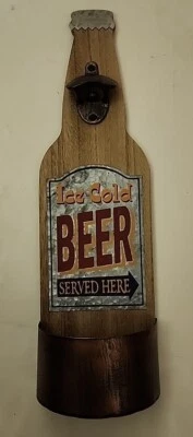Cerveza helada servida aquí abridor de botellas de hierro fundido montado en la pared hombre cueva letrero NUEVO Foto 1 de 4