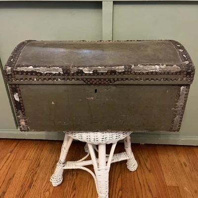 Antiguo cofre de pino antiguo, baúl de almacenamiento de madera vintage, caja de manta, con historia Foto 1 de 4