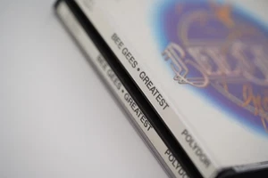 BEE GEES Greatest Hits 2 CD's w/ insert (1979, PolyGram ) 20 Songs BMG Direct - Imagen 1 de 4
