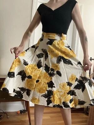 Pinup Couture PUG Doris 圆裙黄色花朵玫瑰 50 年代复古风格 S 码 — 第 1/4 张图片