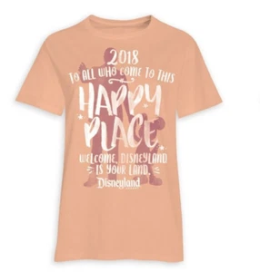 DISNEYLAND 2018 To All Who Came to This HAPPY PLACE Camisa Bienvenida WDW Pequeña NUEVA - Imagen 1 de 1