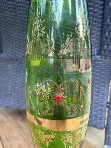 Exquisite grüne Glasvase mit Goldvergoldungsmotiven mit roten Steinen Vase - Bild 1 von 17