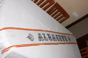 BUFANDA FUTBOL ANTIQUISIMA SERIGRAFIADA ALBACETE BALOMPIE COLORES ESPAÑA EN LADO - Imagen 1 de 2