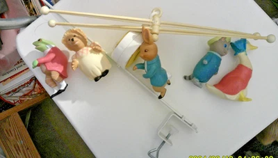 ВИНТАЖНЫЙ EDEN Музыкальный Мобильный Беатрикс Поттер Питер Кролик 1976 Работает! Детская кроватка - Изображение 1 из 3