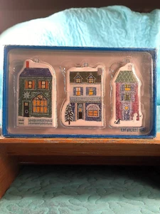 Hallmark UNICEF Adornos de Navidad Nuevo en Caja Juego de 3 Casas de Cerámica 2015 - Imagen 1 de 12