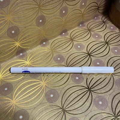 Lápiz delineador de ojos Bliss / Blisslabs lápiz de labios en sombra gamuza Bliss World Cosmetics Foto 1 de 4