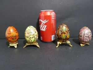  VINTAGE 4 STCK. VERSCHIEDENE CHINESISCHE HOLZ HANDBEMALTE (MEHRERE) EIER MIT GOLD METALLSTÄNDER 242 - Bild 1 von 5