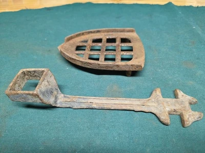 Estufa de salón herramienta antigua hierro fundido reposa ropa remache.  Foto 1 de 4