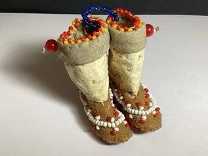 VINTAGE MINIATUR PAAR INDIANER PERLEN LEDER MOKASSIN STIEFEL - Bild 1 von 9