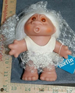 Conjunto de muñeca Norfin Troll Dam pequeña hada cabello blanco 5 pulgadas NUEVO 1986 cara de Ohh - Imagen 1 de 3
