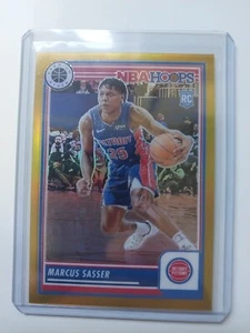 Marcus Sasser 2023-24 Panini Premium Stock Gold SSP #'d 06/10 NBA Hoops RC #45 - Imagen 1 de 2