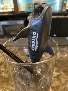 *RARA RAYA* OUTBACK STEAKHOUSE SHARK Flotador Disparos EDICIÓN LIMITADA 2025 Mandíbulas - Imagen 1 de 8