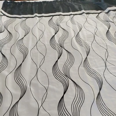 Cortina de ducha de baño moderna 12 agujeros blanca negra 68W x 70L negra pilares Foto 1 de 4