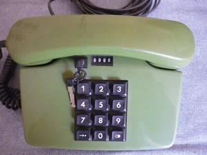 Telefonappperate aus verschiedene Zeitepochen - Bild 1 von 7