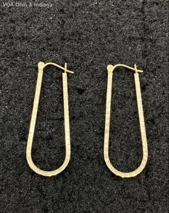 10k Yellow Gold Elongated Hoop Earrings Diamond Cut For Sparkle ! 1.5" - Picture 1 of 9