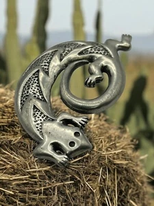 1989 Vintage Zinn Southwestern stilisierte Eidechse Brosche Anstecknadel signiert EGC - Bild 1 von 7