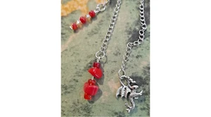 Llavero dragón rojo y naranja de metal tono plata hecho a mano - Imagen 1 de 1