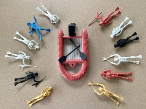 12 subacquei vintage in plastica Frogmen con barca ottime condizioni come uomini esercito - Foto 1 di 3