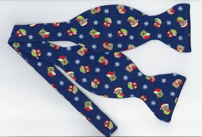 Divertida pajarita de invierno, búhos y copos de nieve de Navidad en azul oscuro, pajarita autoatada Foto 1 de 4