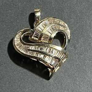 Ciondolo Cuore Diamante Oro Giallo 14k, 75 Baguette Diamanti Totale 2 Carati - Foto 1 di 12