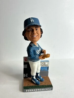 费尔南多·瓦伦苏埃拉签名 2011 场馆赠品费尔南多·马尼娅 摇头公仔 道奇队 PSA W27544 — 第 1/4 张图片