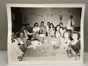 Foto de grupo de soldados y mujeres de colección de la Segunda Guerra Mundial fiesta de concurso militar 5x4 de la década de 1940 - Imagen 1 de 1