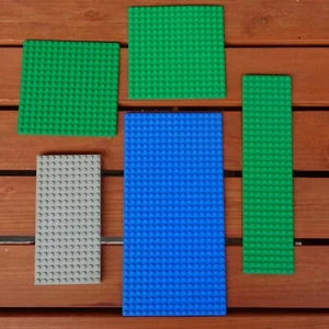 Lego - 5 piattaforme di diverse dimensioni, 3 verdi, una blu e una grigia - Foto 1 di 1