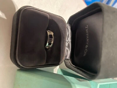 Anillo Tiffany and Co 18 quilates oro blanco gama Atlas Foto 1 de 4