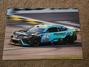 PÓSTER BRILLANTE TYLER REDDICK #45 MONEY LION TOYOTA CARRERAS EN PISTA 13X19 - Imagen 1 de 1