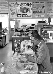 Entrenador de los Green Bay Packers Vince Lombardi para almorzar - 1960 - Impresión fotográfica vintage - Imagen 1 de 1