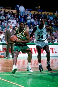 Ricky Pierce Seattle SuperSonics drives to the basket v Kevin Gamb- Old Photo - Picture 1 of 1