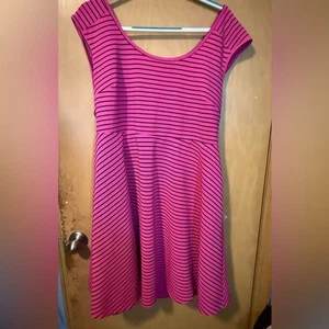 Abito subacqueo pattinatore a righe rosa e nero torrido aperto dietro taglia 3 usato in ottime condizioni - Foto 1 di 4
