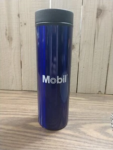Isolierter mobiler Becher aus Edelstahl blau mit Druck- und Verschlussdeckel. - Bild 1 von 2