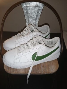 Grade School Nike Shoes - Picture 1 of 5