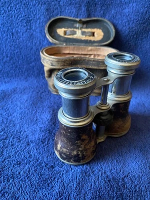 Antik VINTAGE Le Jockey Club Paris FERNGLAS mit Ledertasche Opernglas - Bild 1 von 4