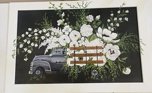 Arte de pared de granja - camión gris con flores blancas fondo negro en marco blanco - Imagen 1 de 5