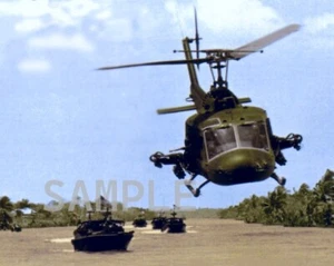Helicóptero UH-1E Huey escolta barcos de patrulla fluvial 8x10 foto de guerra de Vietnam 84 - Imagen 1 de 2