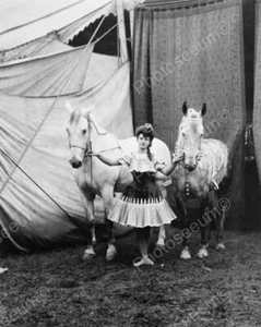 Niña de circo disfrazada con caballos 1904 8x10 reimpresión de foto antigua - Imagen 1 de 1