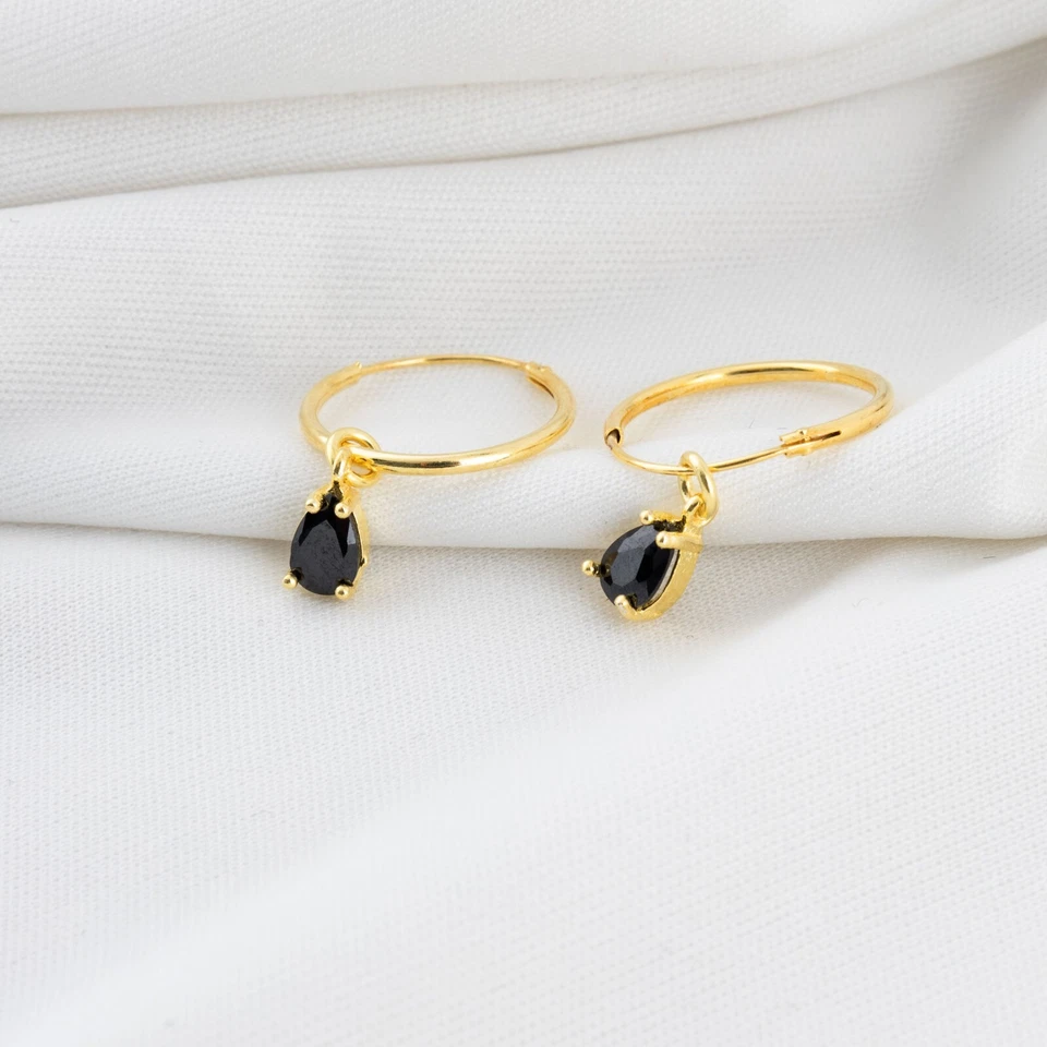 Pendientes de aro de ónix de oro de 14k, pendientes de aro Huggie de piedras preciosas de ónix negro para mujer Foto 1 de 4