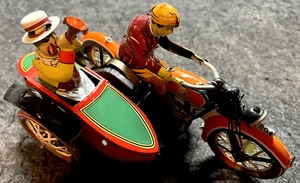 VINTAGE JOUETS EN FER-BLANE CLOCKWORK TUT-TUT MOTORCYCLE & SIDE-CAR VGC - Picture 1 of 11