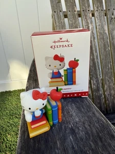 Hallmark Andenken 2016 HELLO KITTY Sanrio WEIHNACHTSSCHMUCK Schüler NEU - Bild 1 von 2