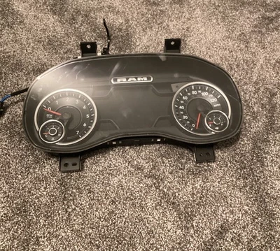 Ram 1500 Laramie 2022 velocímetro pantalla frontal tiene cable de aproximadamente 45000 millas Foto 1 de 4